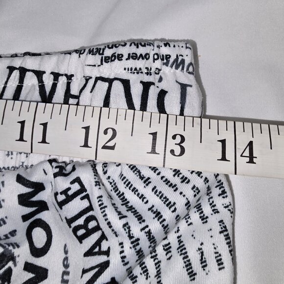 News print Shorts, No Boundaries size M (7-9) - Picture 9 of 9